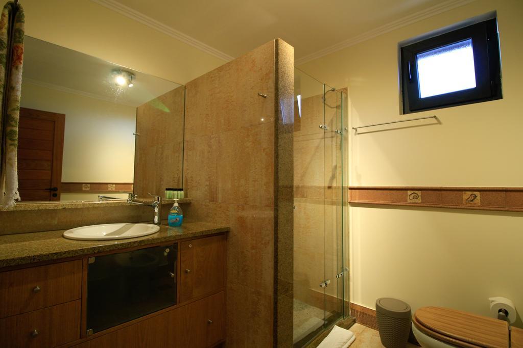 Cottage Ocean View Порто Мониз Екстериор снимка
