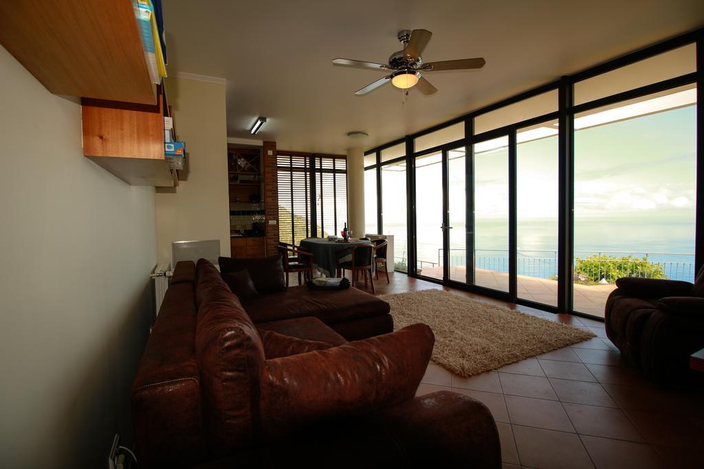 Cottage Ocean View Порто Мониз Екстериор снимка
