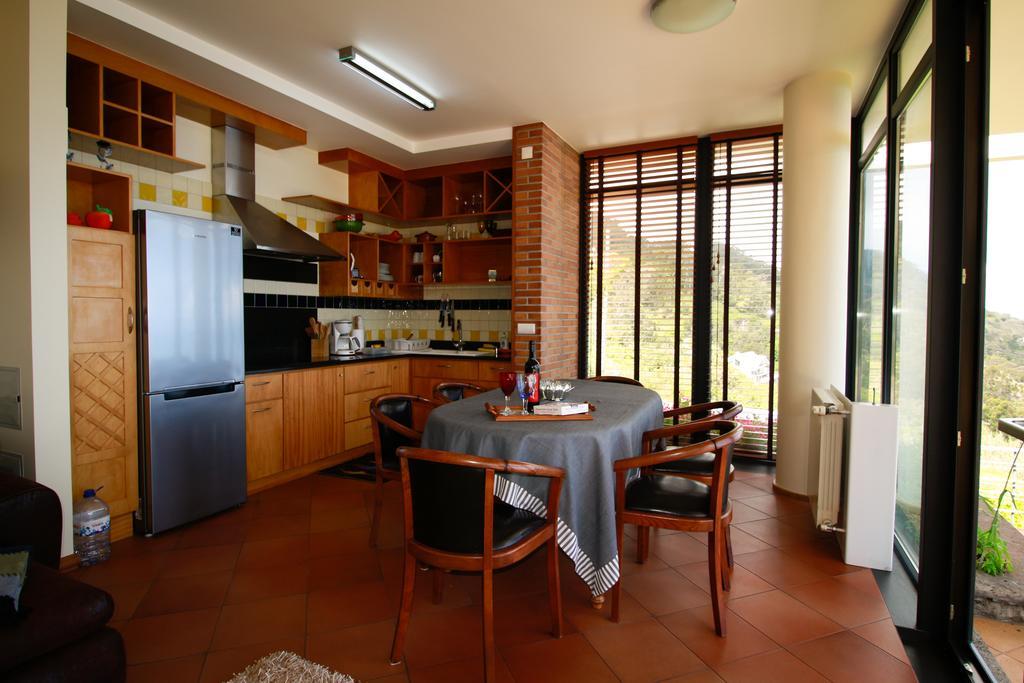 Cottage Ocean View Порто Мониз Екстериор снимка